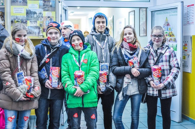 Na ulicach kwestować będzie u nas aż 451 wolontariuszy. Na zdjęciu wspaniała kluczborska młodzież z puszkami.