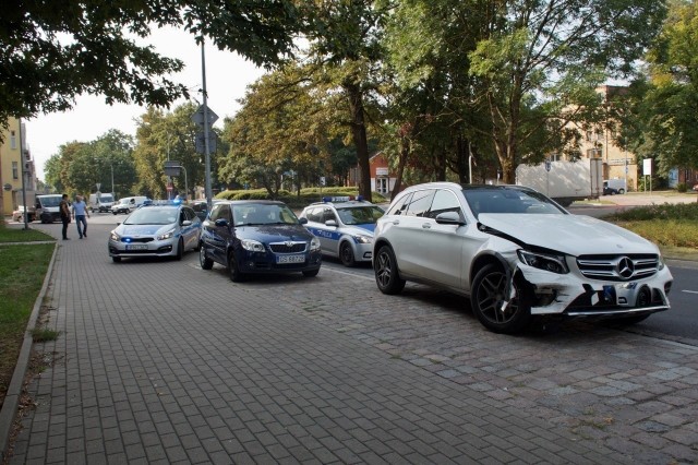 Dzisiaj (piątek 24.08), po godz. 10., kierujący osobowym Mercedesem mężczyzna, jadąc ul. Kopernika w kierunku Ustki, przejechał przez rondo i uderzył w czekającego na wjazd na skrzyżowanie dostawczego Fiata. Na szczęście w zdarzeniu nikt nie odniósł poważniejszych obrażeń. 