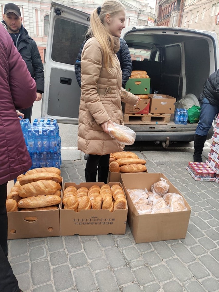 Minister Dworczyk przywiózł do Charkowa pomoc i oddał hołd ofiarom NKWD 