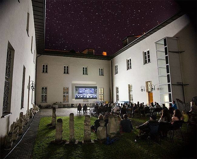 Kino pod gwiazdami na wirydarzu pińczowskiego domu kultury
