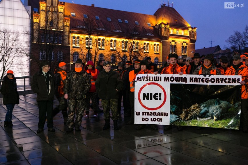 Szczecinianie protestują przeciw odstrzałowi dzików. "To barbarzyńskie rozporządzenie!" [ZDJĘCIA, WIDEO]