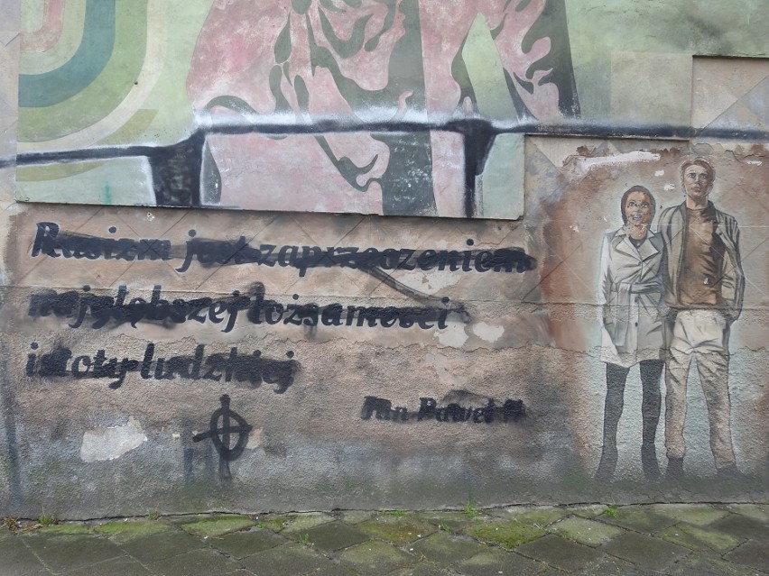 Zamalowany mural z cytatem Jana Pawła II „Rasizm jest...