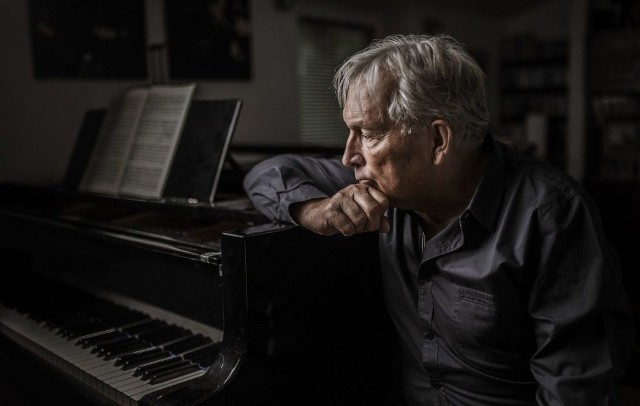 Zygmunt Krauze to kompozytor i pianista, jeden z najwybitniejszych twórców muzyki współczesnej