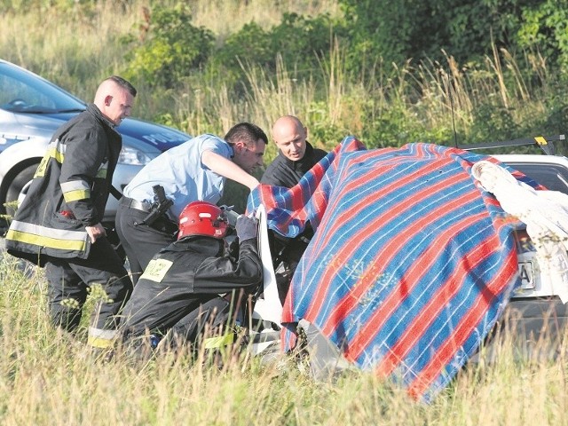 Policjanci zakryli ciała kocami.