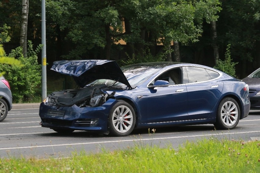 Wypadek trzech samochodów przy moście Milenijnym. Tesla nie wyhamowała 