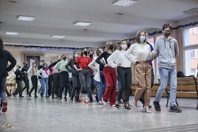 W XV LO w Poznaniu jeszcze w piątek – na dzień przed studniówką – ćwiczono ostatni raz układ poloneza.Zobacz więcej zdjęć z próby generalnej –––>>>