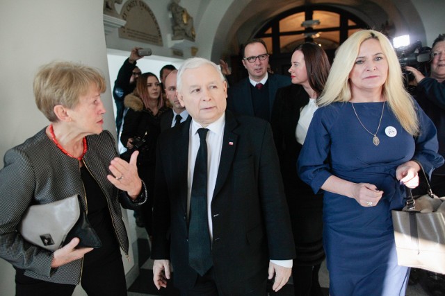 Jarosław Kaczyński w Opolu spotkał się z działaczami PiS w sali Uniwersytetu Opolskiego. Przed budynkiem na pl. Kopernika protestowali przedstawiciele KOD-u.