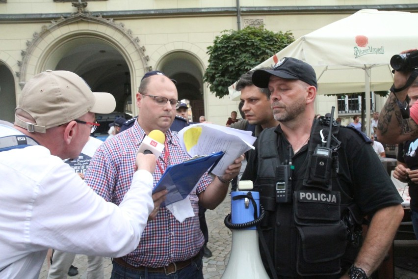 Przepychanki w Rynku. Promocja książki Międlara i kontrmanifestacja Lempart. Do tego atak z pistoletem na wodę [ZDJĘCIA]