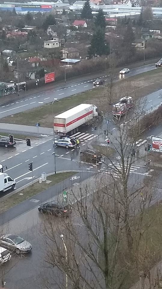 Wypadek na ul. 26 kwietnia. Ciężarówka potrąciła pieszą. Kobieta zmarła w szpitalu [ZDJĘCIA]