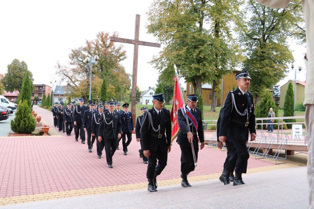 Radomyscy druhowie  wchodzą do kościoła Matki Bożej Bolesnej i Pocieszenia na Mszę świętą w intencji strażaków