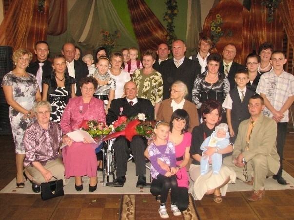 Państwo Apolonia i Adam Falkiewicz (z kwiatami) mieszkają w Srebrnikach. Mają 5 dzieci, 16 wnuków i 4 prawnuków