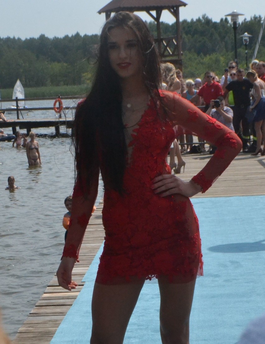 Pokaz mody odbył się na molo na sławskiej plaży.