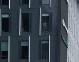 Mężczyzna obnażył się w oknie gmachu kompleksu biurowego w centrum Łodzi. Ktoś zrobił mu fotkę... [ZDJĘCIA]