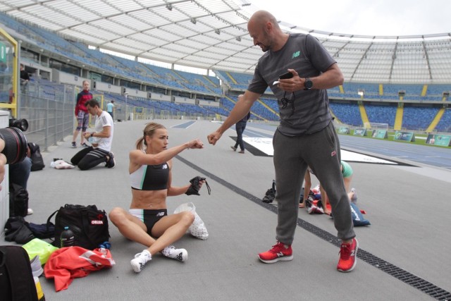 Trener Aleksander Matusiński z Justyną Święty-Ersetic i innymi swoimi podopiecznymi podczas pokazowego treningu na Stadionie Śląskim  Zobacz kolejne zdjęcia. Przesuwaj zdjęcia w prawo - naciśnij strzałkę lub przycisk NASTĘPNE