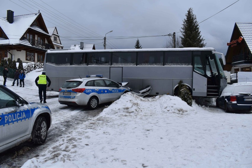 Poważny wypadek w Zakopanem. Autobus z dziećmi zderzył się z radiowozem i wjechał w zaparkowaną osobówkę [ZDJĘCIA]