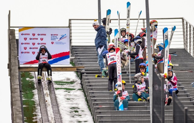 30.12.2021. LOTOS Cup Kids w Wiśle i na Kubalonce.  Zobacz kolejne zdjęcia. Przesuwaj zdjęcia w prawo - naciśnij strzałkę lub przycisk NASTĘPNE