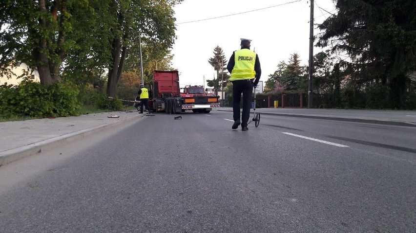 Śmiertelny wypadek na ulicy Rokicińskiej w Łodzi. Nie żyje młoda kobieta. Policja szuka świadków wypadku ZDJĘCIA