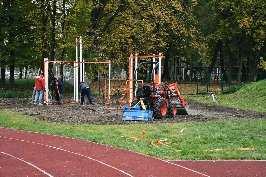 Miechów. Przy Liceum Ogólnokształcącym powstaje plac sportowo-rekreacyjny z urządzeniami street workout