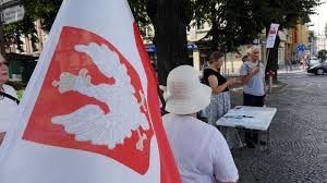 Przed słupskim ratuszem protestowano przeciwko wystawieniu w Słupsku Klątwy