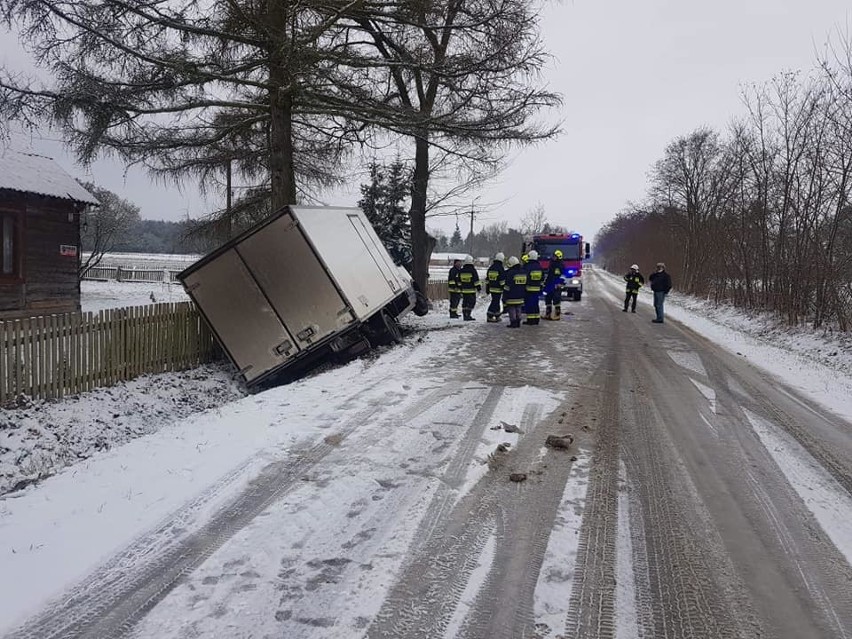 Wypadek w Zaszkowie, pow. ostrowski, 13.12.2020. Ciężarówka w rowie