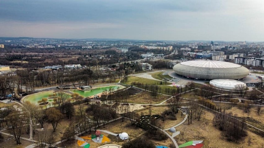 Krakowska laguna powstała w Czyżynach. Kolor? Prawie Zanzibar! Tak zmienia się Park Lotników Polskich. Zdjęcia z drona