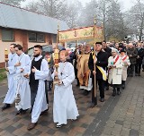 Wielkanoc w Tarnobrzegu. Procesja rezurekcyjna wokół kościoła Chrystusa Króla i uroczyste nabożeństwo. Zdjęcia