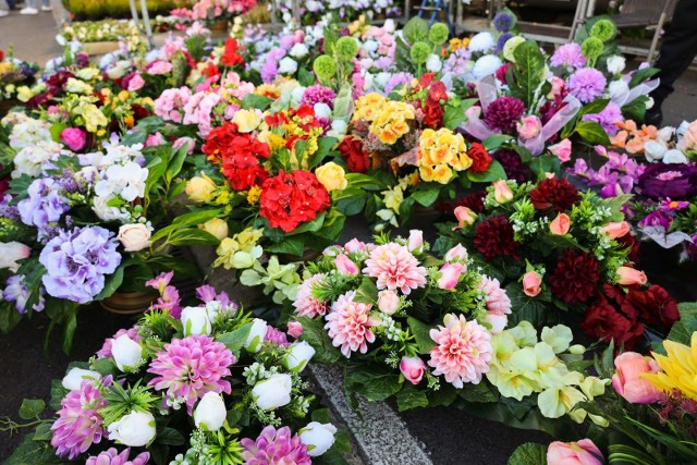 Pod koniec października rozpoczyna się boom kwiatowy. W większości sklepów, bazarów i stoisk wybór wiązanek jest ogromny.