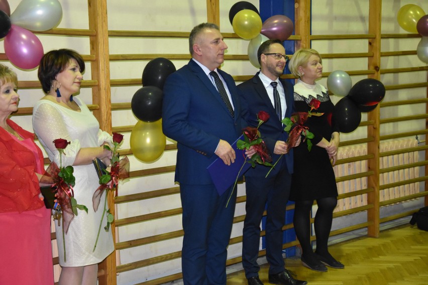 Oficjalnego otwarcia balu dokonał dyrektor Mirosław...