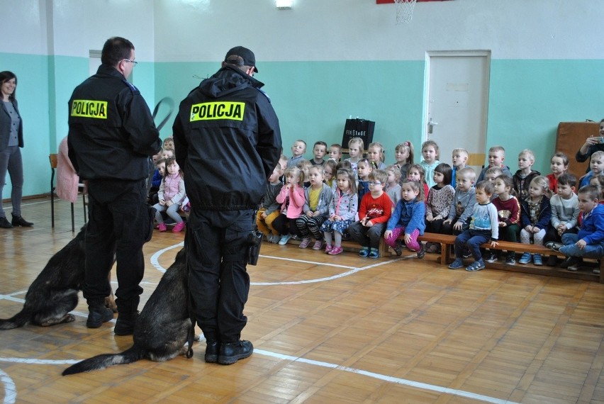 Dragon i Metyl - policjanci na czterech łapach odwiedzili dzieci w Skibinie