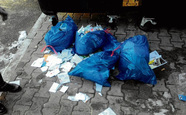 Na ulicy Króla Kazimierza w Olkuszu ktoś poza kontenerami porzucił worki z odpadami. Były tam również stare dokumenty