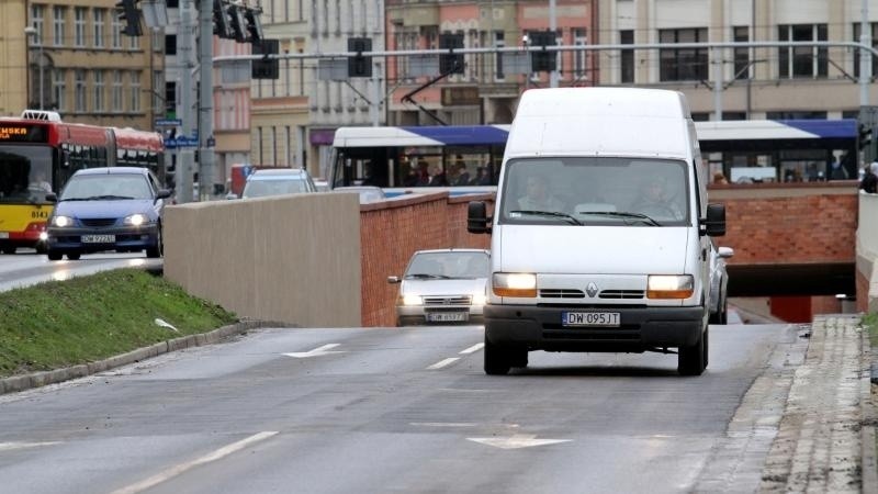 Plac Dominikański po awarii wodociągowej już całkowicie przejezdny (ZDJĘCIA)