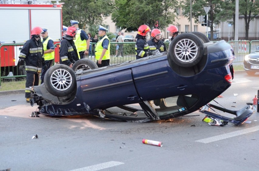 Groźny wypadek i dachowanie w Ostrowcu. 18-latek stracił panowanie nad kierownicą
