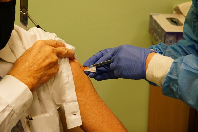 21 dni - tyle czasu upłynęło już od pierwszej dawki szczepień niektórych poznańskich medyków. Jak się okazuje, tylko część z nich nie odczuwa żadnych niepokojących objawów po szczepieniu.