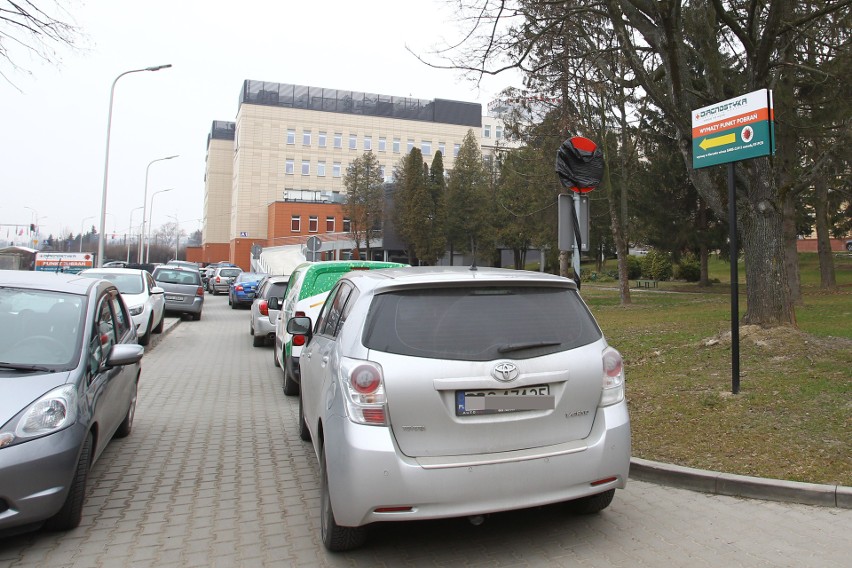 Kolejki do punktu pobrań wymazów COVID-19 przy szpitalu MSW w Rzeszowie [ZDJĘCIA]