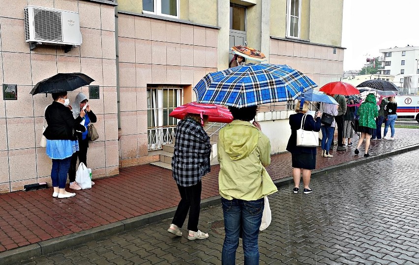 Kraków. Pacjenci stoją w gigantycznej kolejce, w strugach deszczu przed wejściem do szpitala [ZDJĘCIA, WIDEO]