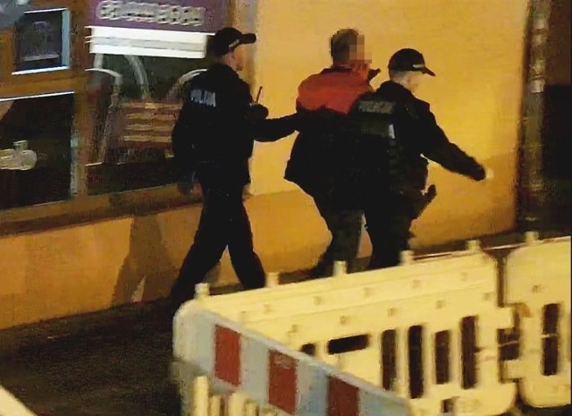 Policjanci zatrzymali mężczyznę, który psiknął gazem w oczy sprzedawcy w jednym z zielonogórskich sklepów.