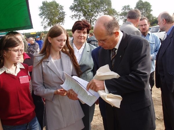 Anna Śmigel i Monika Kukawiec przedstawiają  swoje projekty marszałkowi Borowskiemu.