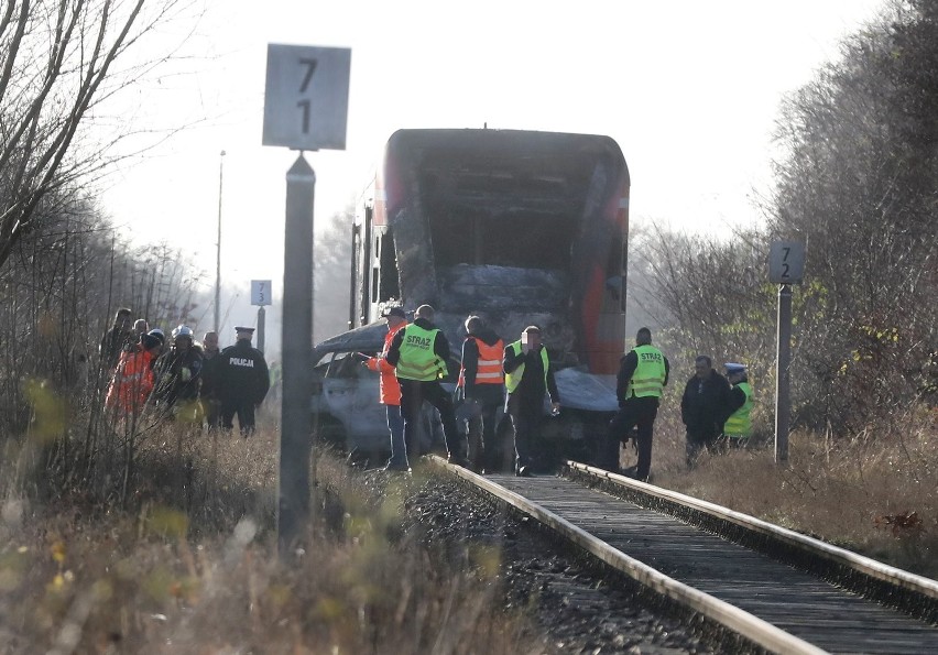 Kołbaskowo: Śmiertelny wypadek na niestrzeżonym przejeździe kolejowym. Samochód stanął w płomieniach 