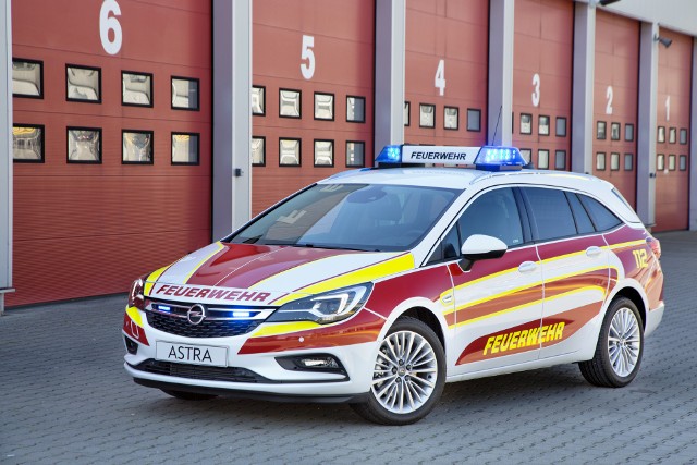 Nowy Opel Astra Sports Tourer jest gotowy do działania jako przyszłe mobilne centrum dowodzenia dla służb ratunkowych. Opel już w fabryce wyposażył nowe kombi w system sygnalizacji obejmujący niebieskie migające lampy z przodu oraz niebieskie światła ostrzegawcze z tyłu — wszystkie w technologii LED. Towarzyszący mu panel sterowania BT 220 umieszczono w zasięgu ręki, w konsoli środkowej / Fot. Opel