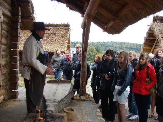 Uczestnicy konfrontacji po zakończeniu konkursu zwiedzili osadę średniowieczną w Hucie Szklanej.