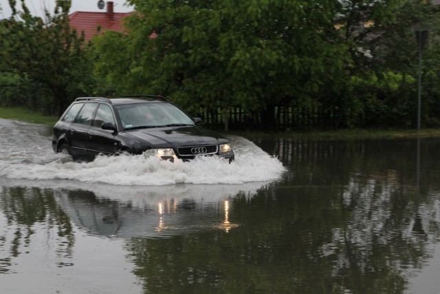 Deszczówka zalała ul. Akacjową w Bobowicku.
