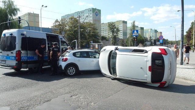 Wypadek miał miejsce przed godz. 11, na skrzyżowaniu ul. Paderewskiego i Tuszyńskiej w Łodzi.- 60-letnia kierująca nissanem jechała Paderewskiego od Karpackiej w kierunku Rzgowskiej - relacjonuje Marzanna Boratyńska z łódzkiej drogówki. - Na skrzyżowaniu z ul. Tuszyńską zaczęła wykonywać manewr skrętu w lewo.Czytaj dalej na kolejnym slajdzie