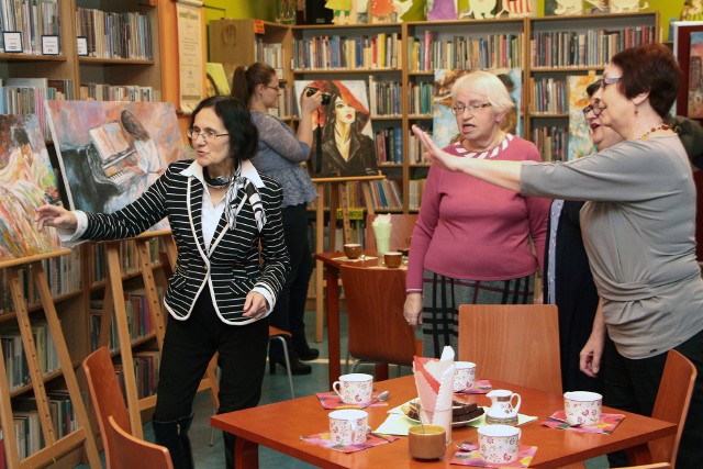 "Kobieta i muzyczne impresje" to było spotkanie łączące sztukę plastyczną i muzykę. W filii nr 13 grudziądzkiej biblioteki miejskiej odbył się wernisaż malarstwa Henryka Sternickiego, który jest dekoratorem-plastykiem. Maluje pejzaże, akty, kompozycje współczesne, a także reprodukcje. Poza malarstwem pasjonuje się również muzyką. Jest licencjonowanym prezenterem, prowadzi imprezy taneczne dla ludzi w różnym wieku. Pracował w popularnym "Kaloszu" oraz klubie "Arabeska". Henryk Sternicki zapewnił również oprawę muzyczną dzisiejszego spotkania.