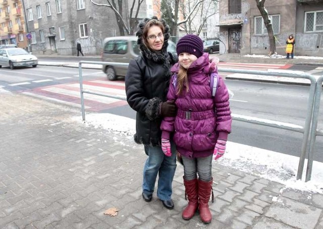 - Na przejściach przy ulicy 25 Czerwca nie jest bezpiecznie. Progi zwalniające są bardzo dobrym pomysłem &#8211; mówi Halina Dębowska, która we wtorek odbierała córkę Milenę ze szkoły muzycznej.