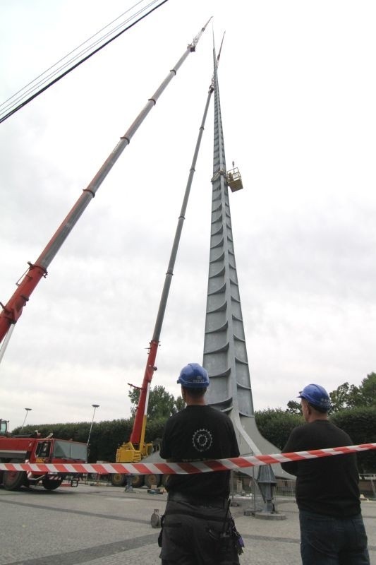 Udało się! Iglica położona przed Halą Ludową [ZDJĘCIA]