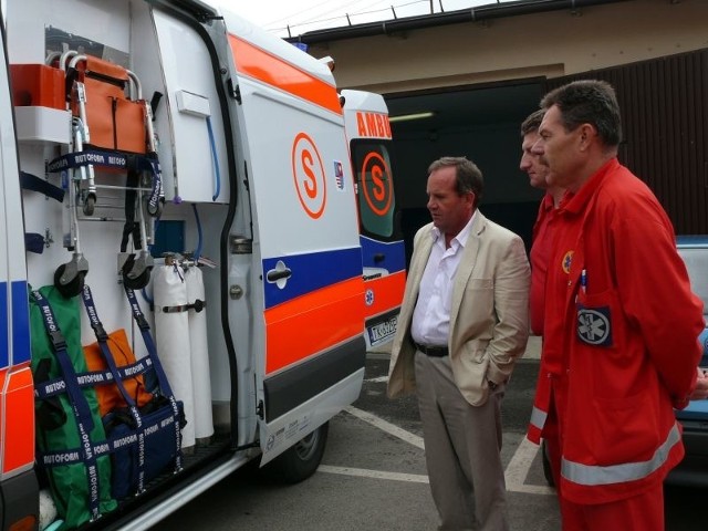 Wszystkie nasze karetki są dobrze wyposażone, ale nowy ambulans ma sprzęt najnowszej jakości - mówi kierownik Jarosław Chrobot (pierwszy z lewej).
