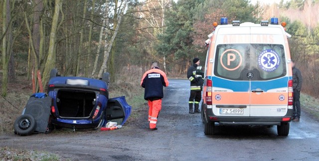 Opel dachował na drodze w pobliżu miejscowości Radomia.