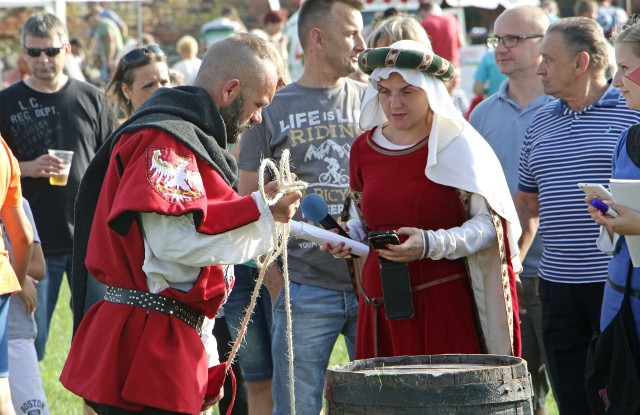 Podczas pikniku historycznego mieszkańcy całymi rodzinami zwiedzali obozowisko rycerskie, obserwowali mincarza wybijającego monety i wikliniarza przy pracy. Była też okazja, aby zwiedzić ruiny zamku w Radzyniu Chełmińskim. Nie zabrakło stanowisk z zabawami i konkursami dla dzieci. Głównym organizatorem pikniku była  Lokalna Grupa Działania "Vistula - Terra Culmensis".