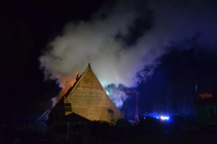 Pożar zabytkowego kościoła w Orłowie w powiecie nowodworskim 7.10.2019 roku. Spłonął dach! Na miejscu 15 zastępów straży pożarnej [zdjęcia]