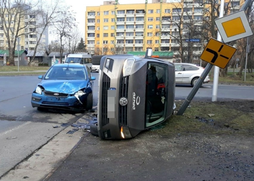 Wypadek przy przejeździe kolejowym na Gądowie. Samochód na boku (ZDJĘCIA)